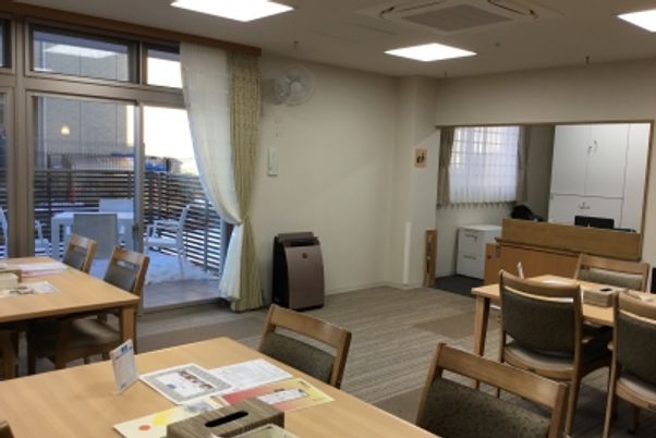 光差し込むラウンジ