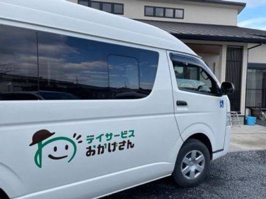 送迎車と建物外観  