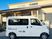 送迎車と建物外観  