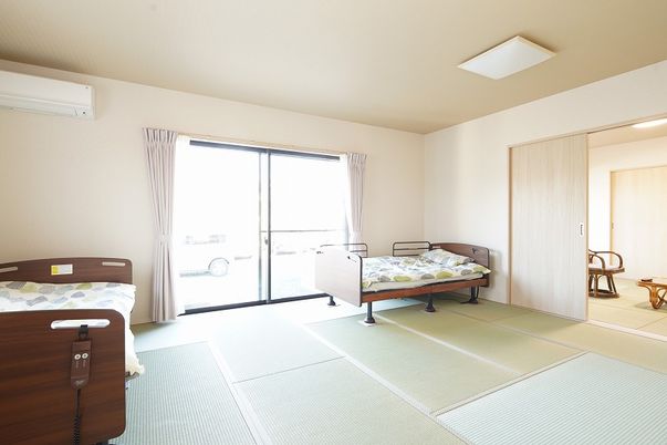 窓から光が差し込む居室