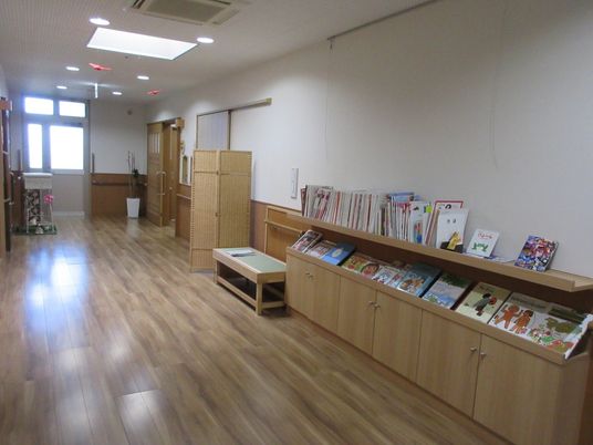 本棚のある廊下
