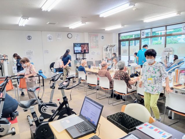 充実したトレーニングスペース 機能訓練室 利用者が明るい空間で、それぞれのペースで運動に取り組む機能訓練室。スタッフのサポートも万全です。