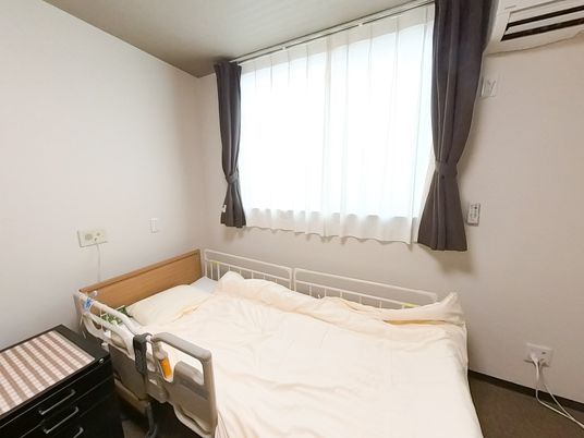 明るい個室の居室