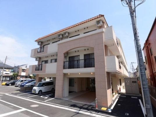 明るい中庭のある建物