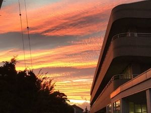 夕焼けの建物外観  