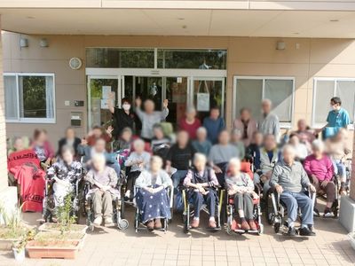 笑顔の集団と入り口