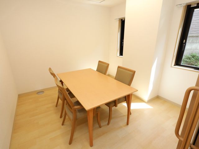 明るい居室のダイニングテーブル 談話室 気持ちの良い光が差し込む食卓が備わった居室です。静かで落ち着いた環境で、食事やお茶をゆっくりとお楽しみいただけます。