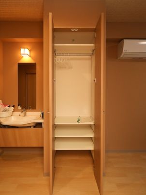 整頓された居室のクローゼット