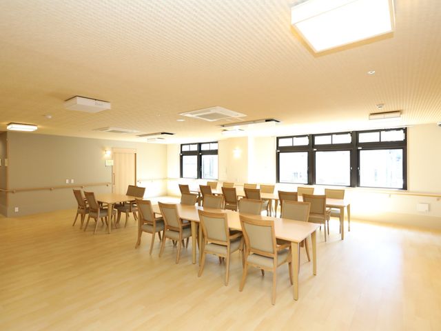 広々とした明るい食堂 共有スペース 天井が高く開放感のある食堂です。窓からの自然光で温かみのある雰囲気をご体験いただけます。