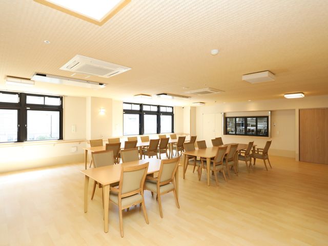 広々としたダイニングスペース 共有スペース 日当たりの良いダイニングルームです。食事時間以外もゆっくり過ごせる空間が広がっています。