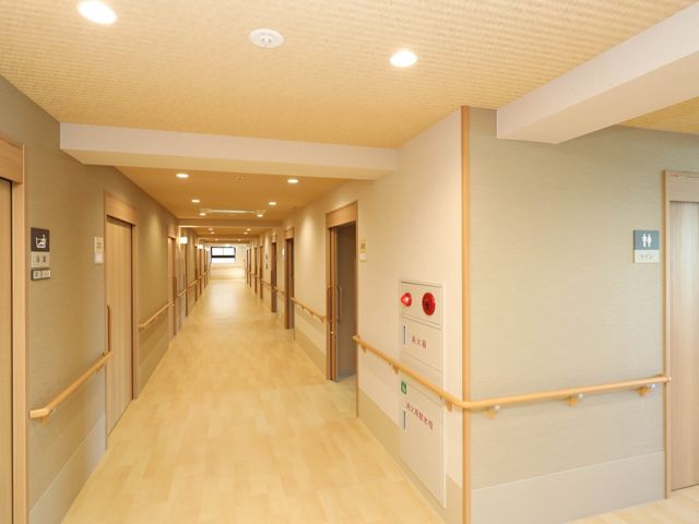 清潔な廊下のイメージ 廊下 手すりが備えられた暖かみのある廊下は、歩行に不安がある方も安心してお過ごしいただけます。明るく広々とした空間が印象的です。