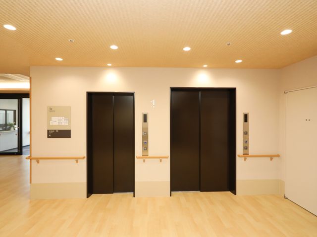 廊下の綺麗なエレベーター 廊下 手すりがしっかり設けられた広々としたエレベーター前です。ここから各階へのアクセスが快適に行えます。