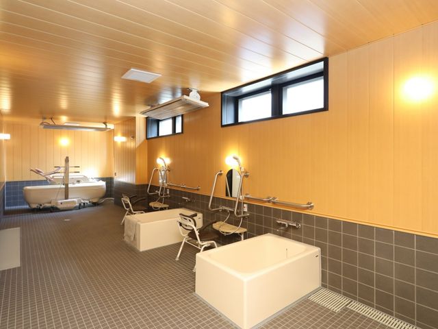 バリアフリー浴室設備 浴室 清潔感溢れる浴室はバリアフリー設計で、安全にご利用いただけます。利便性を考えた介助設備も充実しております。