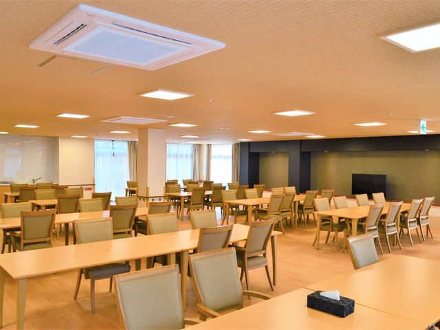 広々とした清潔な食堂 共有スペース 広々とした食堂で、明るく清潔感あふれるダイニングスペースが広がっております。ゆったりとした時間を過ごすことができる場所です。