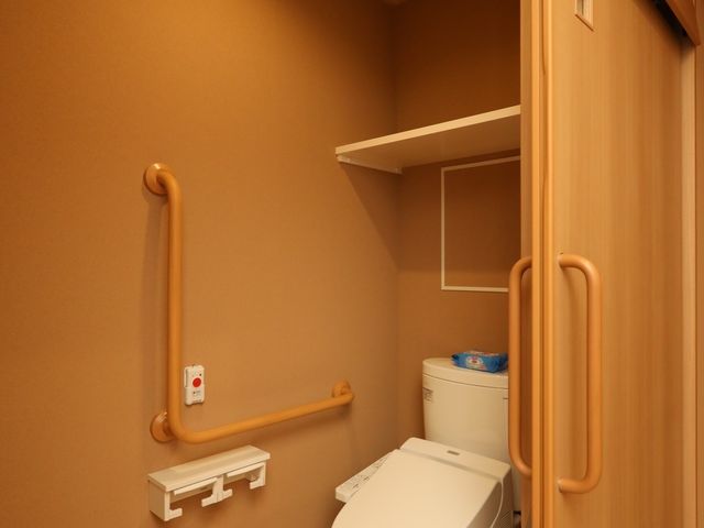 バリアフリートイレ設備 トイレ 手すりを備えた清潔なトイレスペースです。安全に心地よくご使用いただけるよう配慮されています。