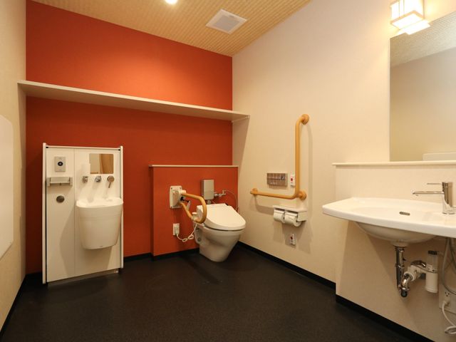 バリアフリーなトイレ空間 トイレ 安全なサポートバー付きのトイレです。清潔感あふれる落ち着いた色合いは、訪れる方の心地よさを考慮しています。