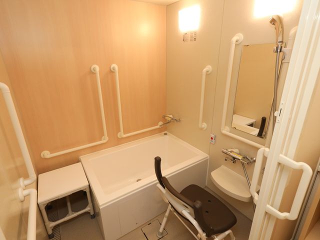 手すり付き浴室設備 浴室 手すりやシャワーチェアを備えた安全に配慮された浴室です。日々の快適な生活サポートに役立ちます。