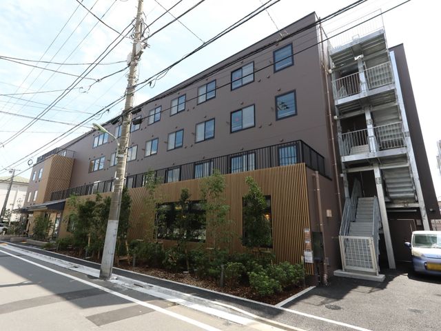 近代的な建物の外観 外観 モダンなデザインの建物で、清潔感があり、快適な環境での仕事に適しています。新しいキャリアを歩むのに心地よい場所となるでしょう。