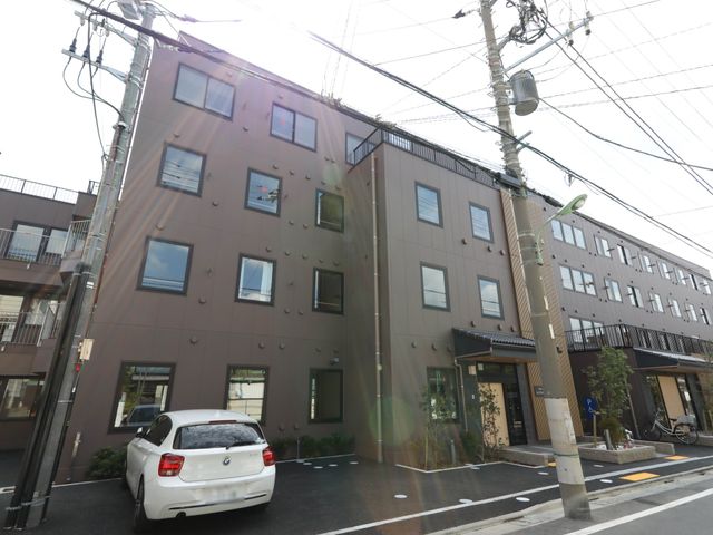 現代的な建物の外観 外観 シックな色合いのモダンな外観が特徴的です。利用者の方々に安定した環境をご提供できる施設です。