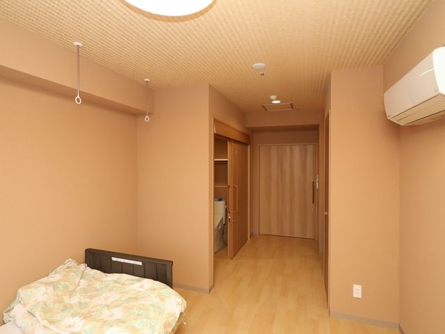 居心地の良い居室 居室 温かみのある色合いで統一された室内です。広々として使いやすく、快適な時間を過ごせる空間となっています。