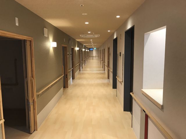 長い廊下と部屋の扉 廊下 ゆとりある通路が確保された明るい廊下です。手すりが整備されており、安全に歩行ができる環境が整っています。