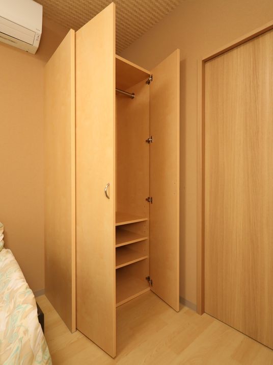 開いた洋室のクローゼット