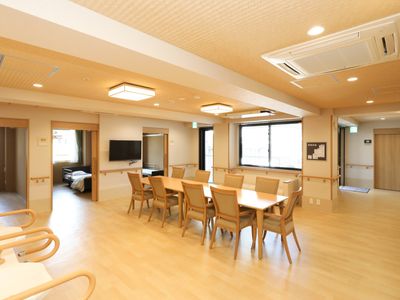 共用スペースの明るい居室