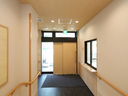 明るいエントランス周辺