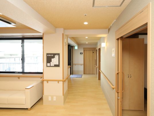 明るく清潔な廊下