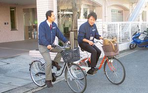 スタッフの笑顔と自転車