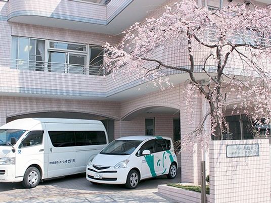桜前の建物外観  