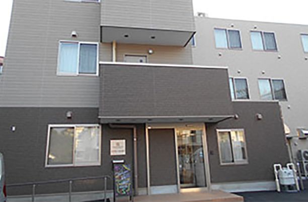 三階建ての建物外観