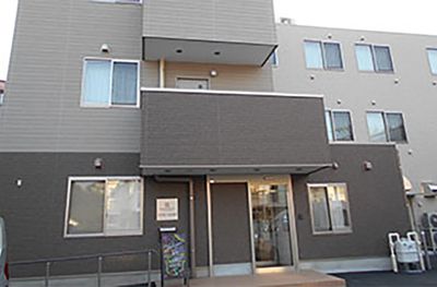 三階建ての建物外観