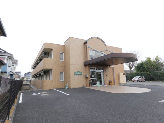 明るい外観の建物エントランス