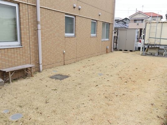 広々とした施設外の庭