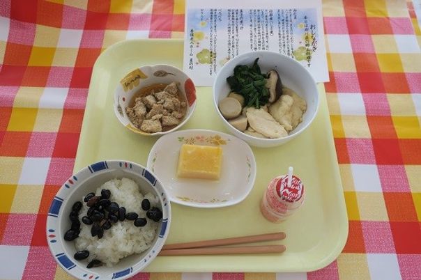 美しい食事のトレー
