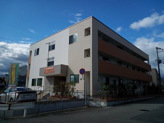 施設の清潔な外観