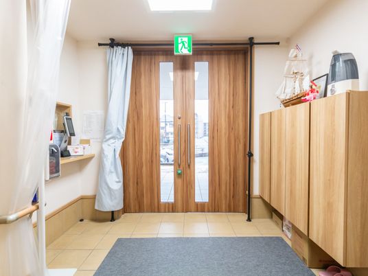 木製の扉があるエントランス