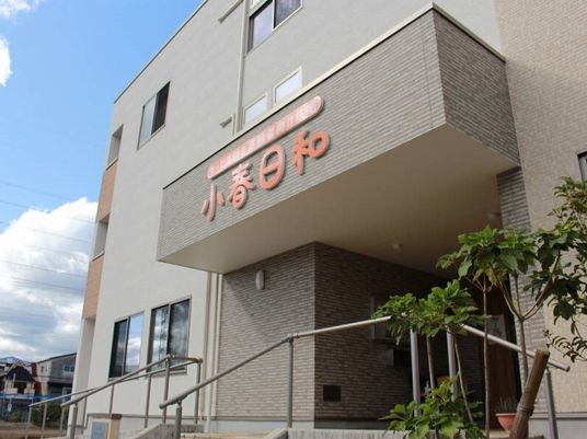 新築っぽい建物のエントランス