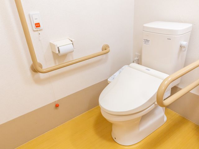 バリアフリーのトイレ トイレ 手すりが充実したトイレは、安全面に配慮されていますので、安心してご利用いただけます。