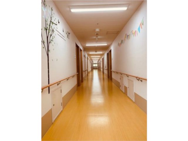 清潔感ある明るい廊下 廊下 手すりが配備されたゆったりとした廊下は、移動もしやすく安心して過ごせる設計です。壁には心を和ませる装飾が施されています。
