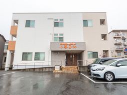 白い外壁の建物の外観