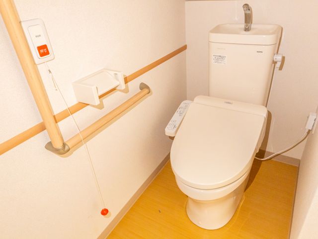使いやすいトイレ トイレ 明るさと機能性を両立した空間で、手すりが設置されています。安心してご利用いただけます。