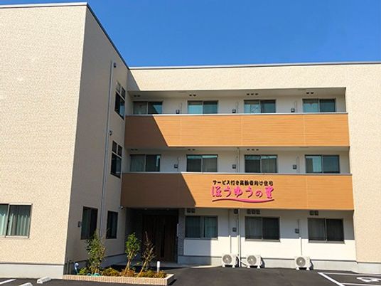 外観の3階建て建物  