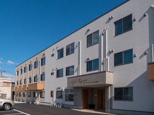 明るい建物の外観