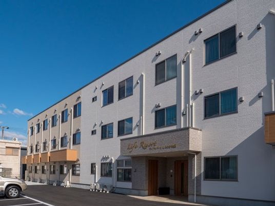 明るい建物の外観