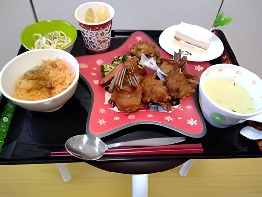 配膳された食事の例