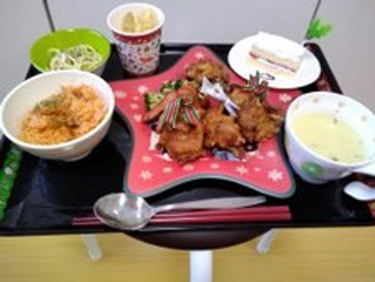 配膳された食事の例