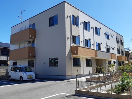 現代的な外観の建物
