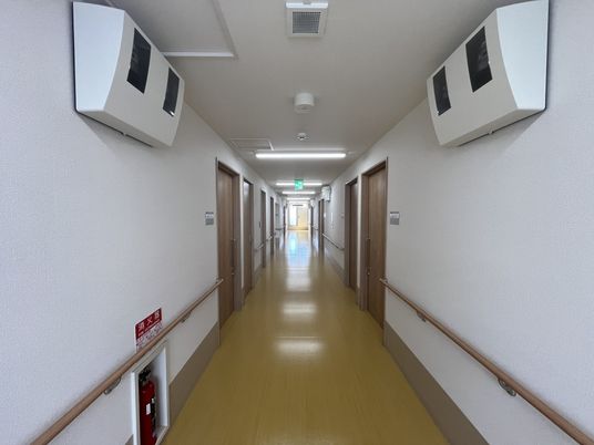 落ち着いた長い廊下